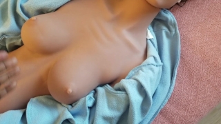Gorąca i prawdziwie wyglądająca lalka seksu z dużą dupą i dużymi piersiami 