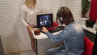 The girl used the guy's cock while he was playing League of Legend