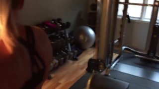 Chica fitness sexy con culo grande follada en su gym  
