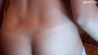 Russische Teenie Girl masturbiert und pisst vor der Webcam