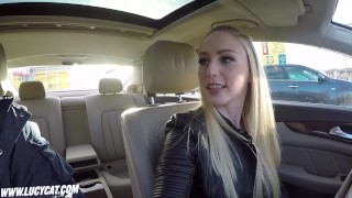 Gato de Lucy folla a sexy rubia alemana puta en el asiento trasero en el coche