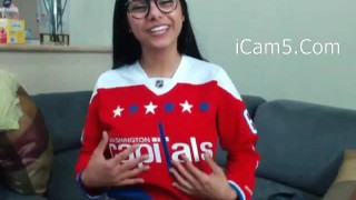 Mia Khalifa zeigt ihre großen Titten live vor der Webcam 