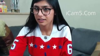 Mia Khalifa zeigt ihre großen Titten live vor der Webcam 